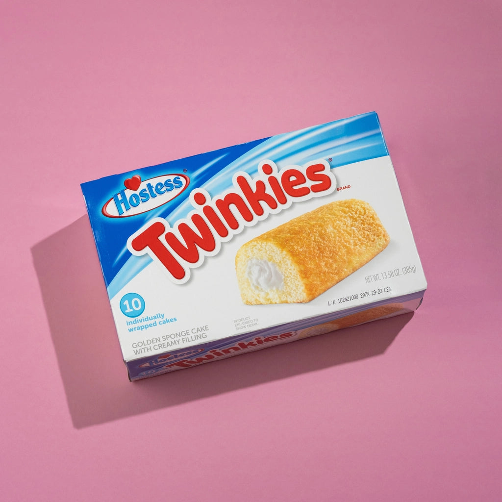 Genieße den ikonischen Geschmack von Hostess Twinkies: Zwei fluffige goldene Kuchen, gefüllt mit einer köstlichen Creme-Füllung. Ein amerikanischer Klassiker, der seit Generationen geliebt wird. Perfekt für einen süßen Genuss, der Erinnerungen weckt!