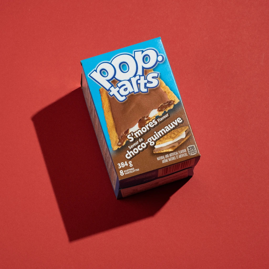 Entdecke den unwiderstehlichen Geschmack von Pop-Tarts Frosted S'mores: Knusprige Toastergebäckpasteten, gefüllt mit köstlicher Schokolade und Marshmallow, üppig überzogen mit einem schmackhaften Frosting. Ein süßes und zartschmelzendes Vergnügen für jede Gelegenheit!